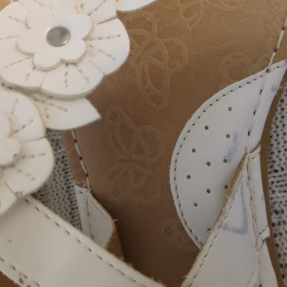 Stylish White B.O.C. Slingback Sandals with Floral Accent - Picture 4 of 12